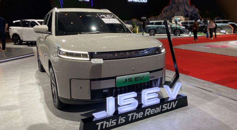 Jaecoo J5 EV Tampil Memikat di IIMS 2026: Kupas Tuntas Perbedaan Tipe Standard dan Premium